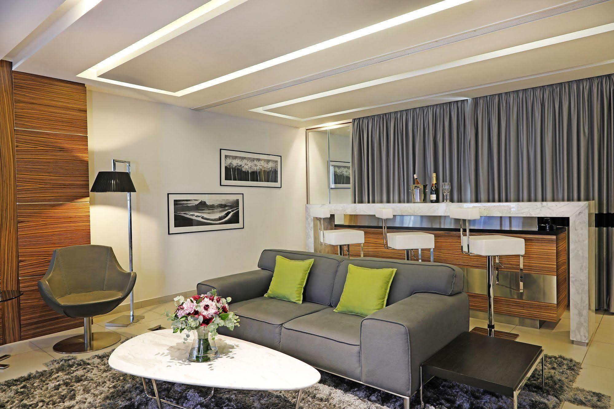 Warwick Stone 55 Hotel Beiroet Buitenkant foto